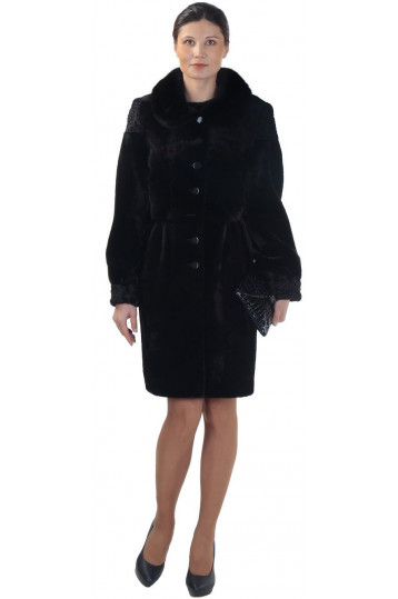 Шуба из мутона с поясом и отделкой из норки коричневого цвета